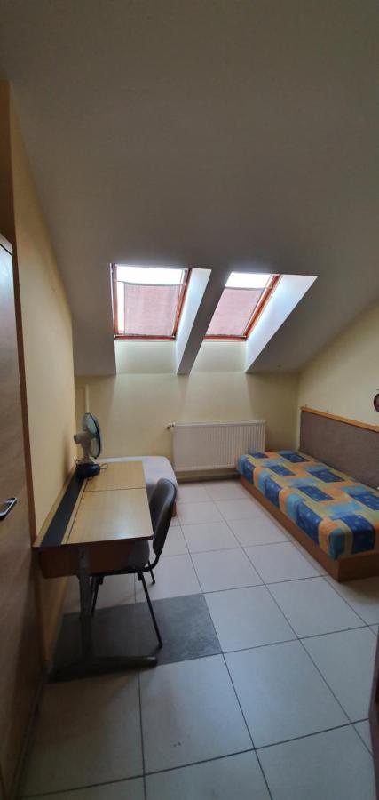 Romzsa Todor Kollegium Hostel Szeged Buitenkant foto