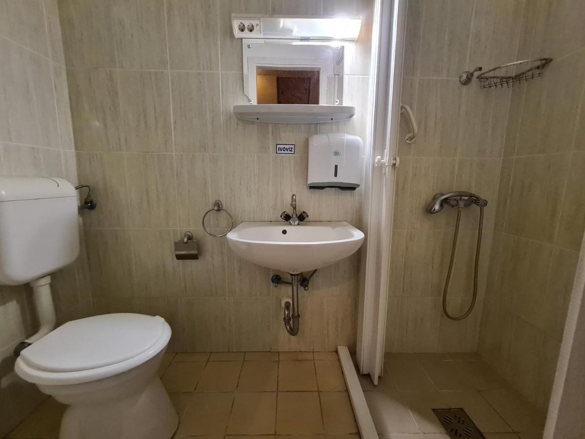 Romzsa Todor Kollegium Hostel Szeged Buitenkant foto