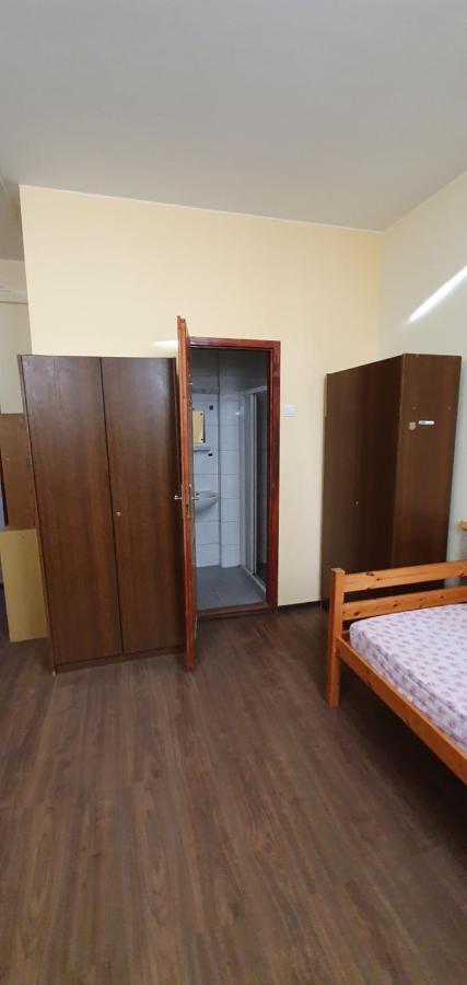 Romzsa Todor Kollegium Hostel Szeged Buitenkant foto