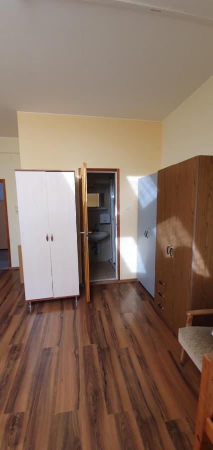 Romzsa Todor Kollegium Hostel Szeged Buitenkant foto